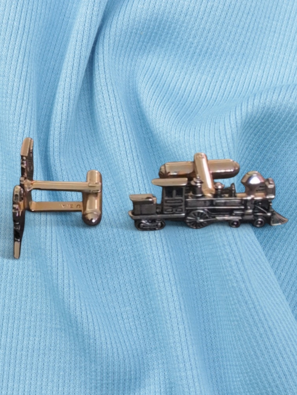 HICKOK CUFF LINKS SIGNED VINTAGE JEWELRY GOLD TONE TRAIN STEAM LOCOMOTIVE 1960's